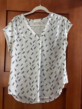 Sanctuary White V-Neck Feather-Print Blouse